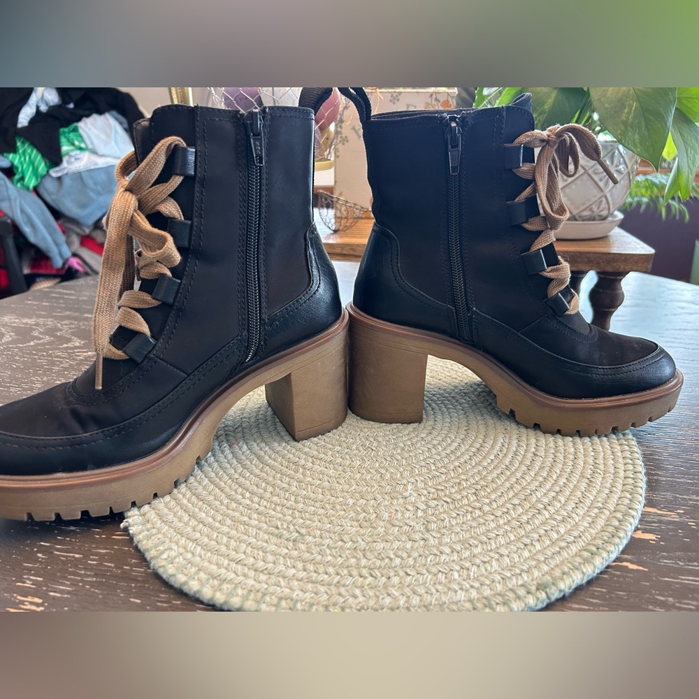 Super cute Womens boots. Size 7.5 - Picture 2 of 4